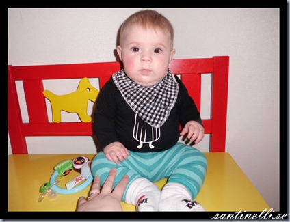Ellie inför babyrytmiken